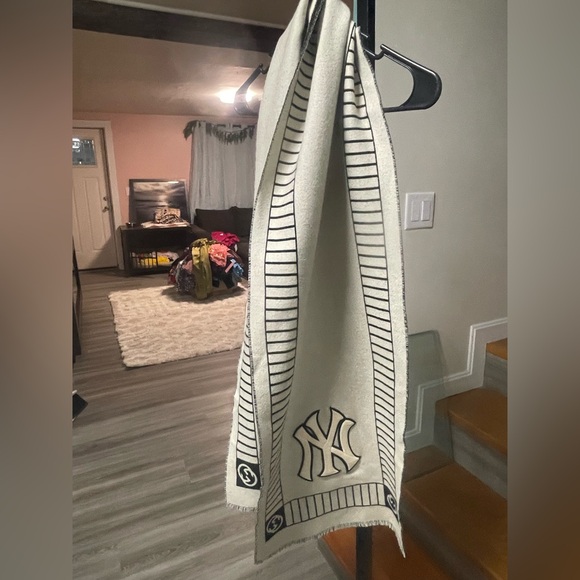 Gucci x New York Yankees collaboration wool scarf. - Picture 5 of 5